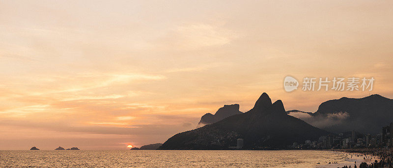 兄弟山和依帕内玛海滩日落从Arpoador岩石在里约热内卢de Janeiro